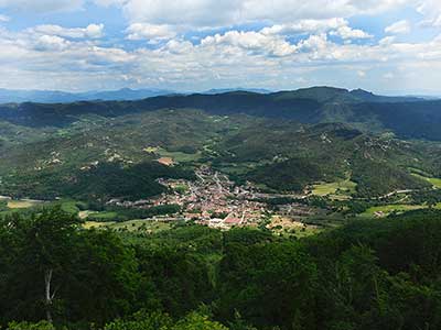 vista de Sant Feliu de Pallerols i la vall d'hostoles des de el santuari de la salut